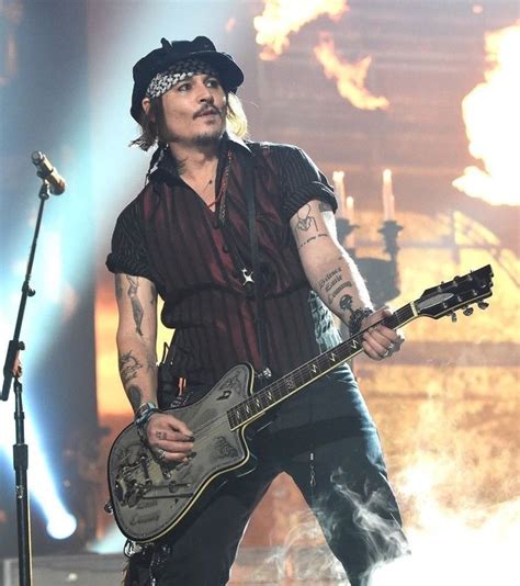can johnny depp play guitar